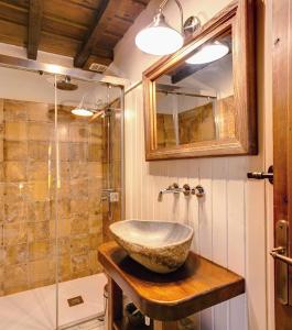 Vibaño魔法山乡村旅馆的一间带水槽和淋浴的浴室