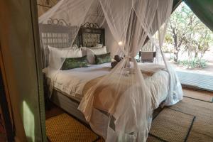 Umkumbe Bush Lodge - Luxury Tented Camp客房内的一张或多张床位