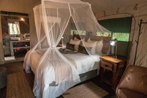 Umkumbe Bush Lodge - Luxury Tented Camp客房内的一张或多张床位