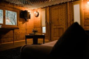 乌尔齐尼Mavric Cabin的一间设有桌子、门和电视的房间