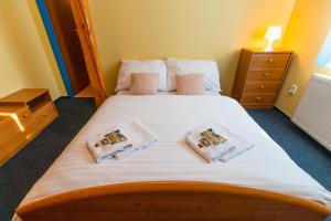 雷吉维兹Hotel Franz的一间卧室配有一张带两个枕头的床