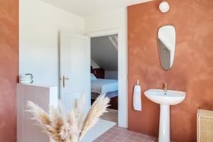德平特Villa Parkbos的一间带水槽和镜子的浴室