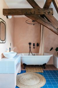 德平特Villa Parkbos的浴室配有两个盥洗盆和浴缸。