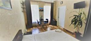 敖德萨Apartments Ilona的客厅配有沙发和桌子