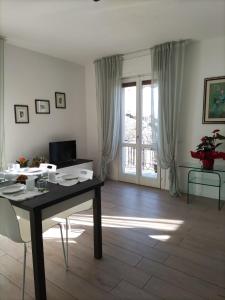 巴多利诺Appartamenti Bellini的客厅配有桌子和窗户