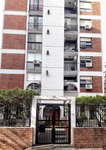 布宜诺斯艾利斯Torres de Nuñez的前面有门的建筑