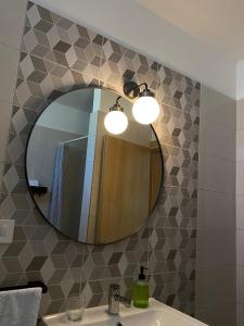 皮内兹齐M Plus Residence的一间带镜子和水槽的浴室