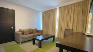 BarquisimitoHotel Trinitarias Suites的客厅配有沙发和桌子