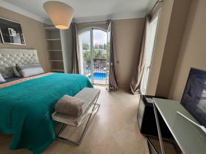 马贝拉Villa Maracana的一间卧室设有一张绿色大床和一个窗户。