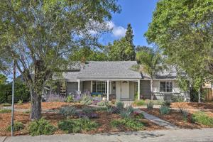 Whimsical Sacramento Home with Garden and Patio!外面的花园