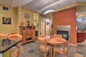 安克雷奇Idyllic Dtwn Anchorage Condo with Fireplace!的厨房以及带桌椅的用餐室。