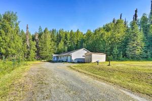 索尔多特纳Single-Story Soldotna Home Near the Kenai River!的泥路旁田野上的谷仓