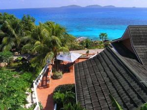 拉迪格岛L'海洋酒店的享有海滩和海洋的度假村的空中景致