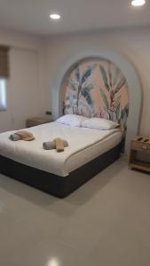 锡德Side Leon Otel的卧室内的一张大床,设有大床头板