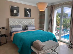 马贝拉Villa Maracana的一间卧室设有一张床和一个大窗户