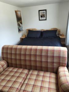 泰恩Wee Shot的卧室内的一张床和一张沙发