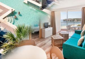 马盖鲁夫维斯塔索公寓 的客厅设有游泳池和蓝色沙发