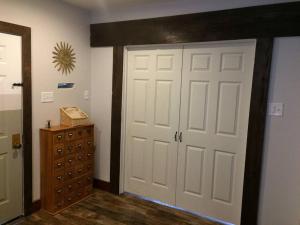 新奥尔良Big Easy Charmer License #23-OSTR-12410的一间设有白色门和梳妆台的房间