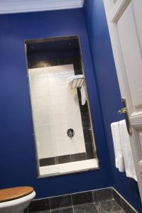 阿斯托加帕萨达日尔卡萨德特帕酒店的一间带卫生间和蓝色墙壁的浴室