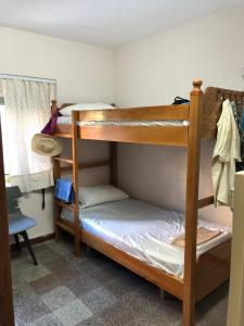地拉那Sina Hostel的一间卧室配有两张双层床。