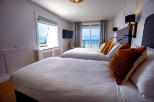 巴利巴宁克利夫豪斯酒店的酒店客房带两张床和两个窗户