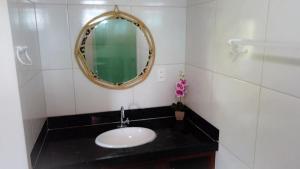 阿廷斯Pousada Solar Maia Costa的一间带水槽和镜子的浴室