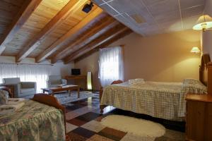 金塔纳尔德拉谢拉Hostal Casa Ramón的酒店客房带两张床和一个客厅
