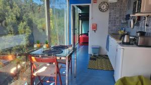 波尔图GlassHouse - Near River - Near Oporto - Near Ocean的一间带玻璃桌和炉灶的小厨房