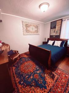 伯克利Serene Charming Private Suite Patio, Upscale Berkeley的一间卧室配有蓝色的床和地毯