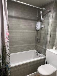Holyrood Duplex 3- Bedrooms Apartment的一间浴室