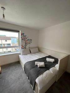 爱丁堡Holyrood Duplex 3- Bedrooms Apartment的一间卧室配有一张大床和两个枕头
