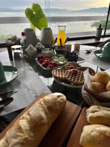 塞尔苏拉穆斯州长镇Villa dos Ganchos的一张桌子,桌子上摆放着食物,享有海景