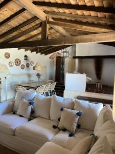 CarvalhaisCasa do Lagar - Villa com piscina的客厅设有1张白色沙发,配有壁炉