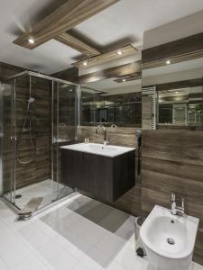 锡尔斯玛丽亚切萨马古酒店的一间带水槽、淋浴和卫生间的浴室