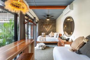 图卢姆Meteora Stay & Coffeehouse Tulum的一间卧室配有一张床、一张书桌和一面镜子