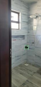 GilgilLala Inn Kikopey的浴室设有蓝色瓷砖淋浴。