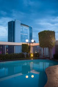 墨西哥城卡萨布兰卡酒店的一座城市建筑屋顶上的游泳池