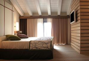 奇塔代拉费兰达酒店的一间卧室设有一张床和一个大窗户