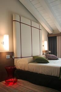 奇塔代拉费兰达酒店的一间卧室配有一张大床和两盏灯