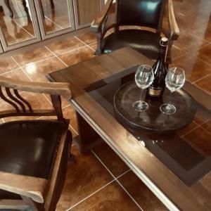 捷克克鲁姆洛夫贝尔坎托公寓的一张桌子,上面放着一瓶葡萄酒和两杯酒
