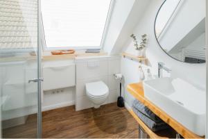 诺德奈Stewohood Norderney的一间带卫生间和水槽的浴室