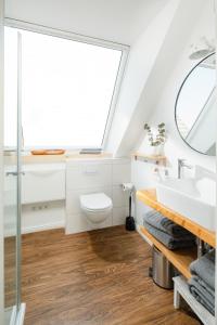 诺德奈Stewohood Norderney的一间带水槽和窗户的浴室
