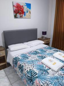 塔拉拉Hospedaje Petro Talara的一间卧室配有一张带蓝白色毯子的床