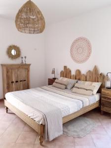 阿西西Residenza Messer Pajola的一间卧室配有一张大床和木制床头板