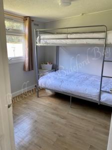 Bucks MillsBucklands at Bideford Bay的一间卧室设有两张双层床和一扇窗户。