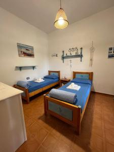 斯廷蒂诺Casa Betta的配有蓝色床单的客房内的两张床