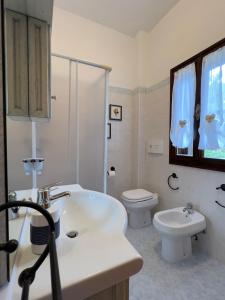 斯廷蒂诺Casa Betta的浴室配有白色水槽和卫生间。