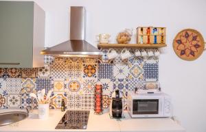 夸尔图-圣埃莱娜Family Home的厨房配有微波炉和瓷砖。