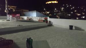 VolissosVilla Kotetsi - Rooms To Let - Volissos - Chios的一晚屋顶上坐着一瓶啤酒
