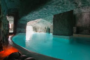 蓬扎圣多米蒂娜大酒店的蓝色水洞里的一个大型游泳池